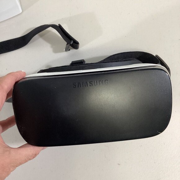 Samsung Gear VR  Headset Virtual Reality White - UNTESTED - Picture 2 of 4